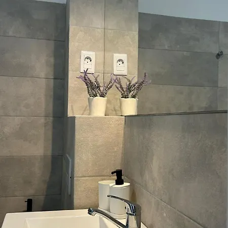 & Studiouri Amalin *