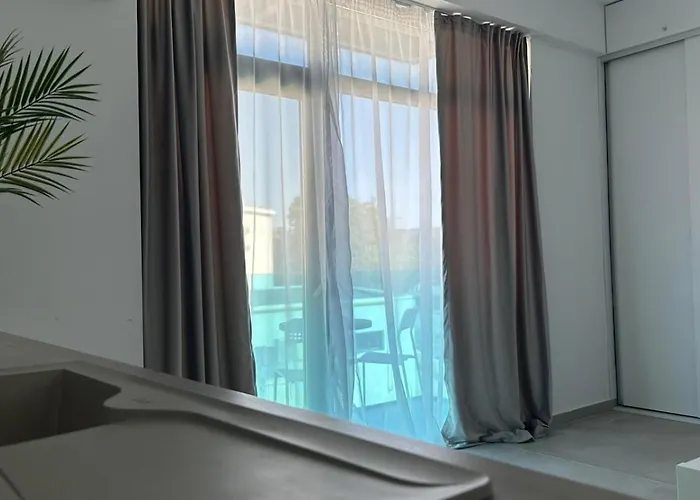 & Studiouri Amalin אפורי נורד