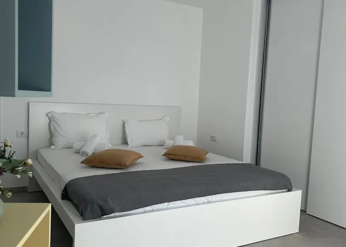 & Studiouri Amalin * אפורי נורד